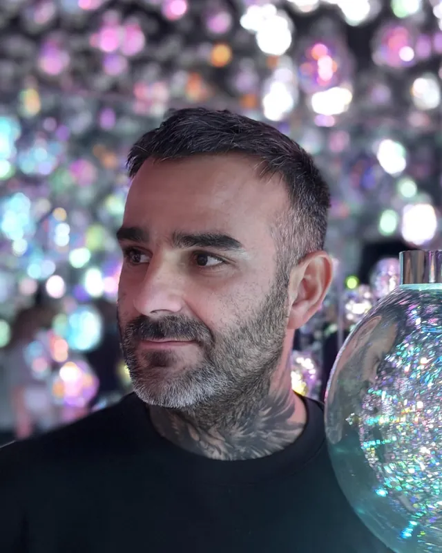 Portrait de Julien Jimenez, consultant SEO indépendant pour les entreprises